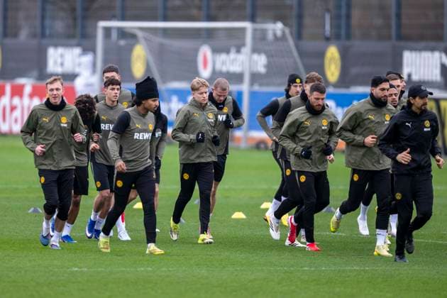 24.02.2026: Fußball: Training von Borussia Dortmund auf dem Trainingsgelände in Brackel vor dem Rückspiel in den Play Offs der Champions League bei Atalanta Bergamo. Maximilian Beier (Borussia Dortmund), Karim Adeyemi (Borussia Dortmund), Daniel Svensson (Borussia Dortmund), Julian Ryerson (Borussia Dortmund), Salih Özcan (Borussia Dortmund), Emre Can (Borussia (Borussia Dortmund) wärmen sich auf. *** 24 02 2026 Borussia Dortmund soccer training at the training ground in Brackel ahead of the second leg of the Champions League play-offs at Atalanta Bergamo Maximilian Beier Borussia Dortmund , Karim Adeyemi Borussia Dortmund , Daniel Svensson Borussia Dortmund , Julian Ryerson Borussia Dortmund , Salih Özcan Borussia Dortmund , Emre Can Borussia Borussia Dortmund warm up Copyright: xDavidxInderliedx