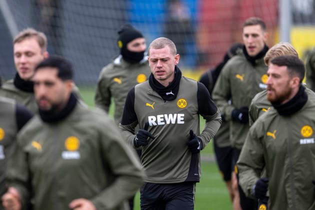 24.02.2026: Fußball: Training von Borussia Dortmund auf dem Trainingsgelände in Brackel vor dem Rückspiel in den Play Offs der Champions League bei Atalanta Bergamo. Julian Ryerson (Borussia Dortmund) in Aktion. Copyright: xDavidxInderliedx