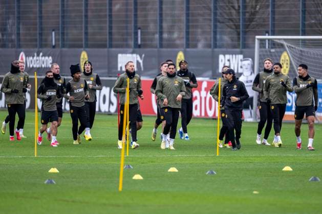 24.02.2026: Fußball: Training von Borussia Dortmund auf dem Trainingsgelände in Brackel vor dem Rückspiel in den Play Offs der Champions League bei Atalanta Bergamo. Dortmunds Spieler laufen sich warm. Copyright: xDavidxInderliedx