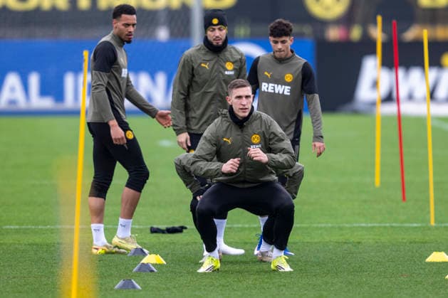 24.02.2026: Fußball: Training von Borussia Dortmund auf dem Trainingsgelände in Brackel vor dem Rückspiel in den Play Offs der Champions League bei Atalanta Bergamo. Nico Schlotterbeck (Borussia Dortmund) in Aktion. Copyright: xDavidxInderliedx