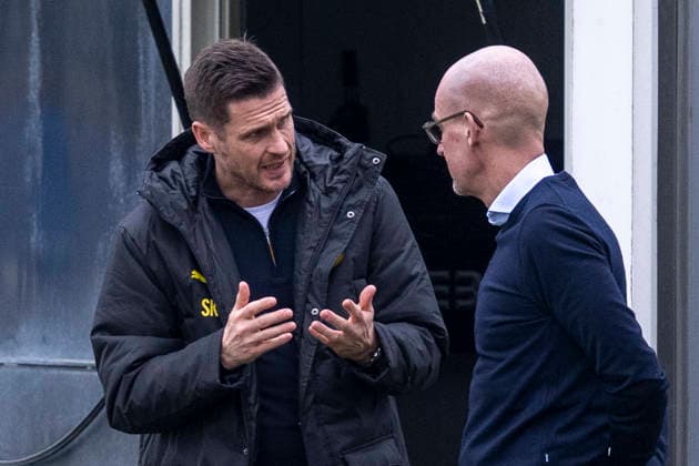 24.02.2026: Fußball: Training von Borussia Dortmund auf dem Trainingsgelände in Brackel vor dem Rückspiel in den Play Offs der Champions League bei Atalanta Bergamo. Sebastian Kehl (l) spricht mit Geschäftsführer Carsten Cramer. Copyright: xDavidxInderliedx