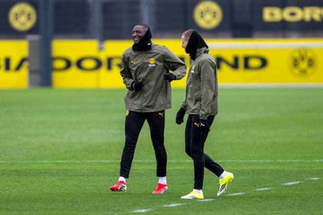 24.02.2026: Fußball: Training von Borussia Dortmund auf dem Trainingsgelände in Brackel vor dem Rückspiel in den Play Offs der Champions League bei Atalanta Bergamo. Serhou Guirassy (Borussia Dortmund) (l) lacht mit Nico Schlotterbeck (Borussia Dortmund). Copyright: xDavidxInderliedx