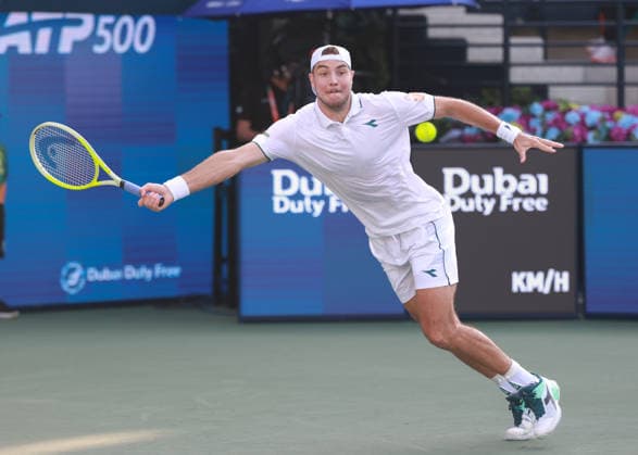 Jan-Lennard Struff (GER), Dubai Duty Free Tennis Championships, Dubai, U.A.E. Tennis - Dubai Tennis Championships 2025 - ATP, Tennis Herren - Dubai Duty Free Tennis Stadium - Dubai - - United Arab Emirates - 24 February 2026. Copyright: xJuergenxHasenkopfx
