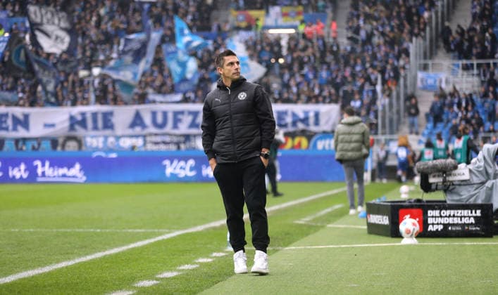 Foto : skeptische Miene bei ... Trainer Marcel RAPP (Kiel) Fussball 2. Bundesliga , 23. Spieltag am Sa. 11.02.2026 Karlsruher SC - Holstein Kiel *** Photo skeptical face of coach Marcel RAPP Kiel Soccer 2 Bundesliga , 23 Matchday on Sat 11 02 2026 Karlsruher SC Holstein Kiel