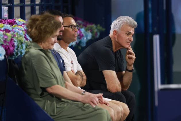 Stefanos Tsitsipas Team, Vater Apostolos, unscharf vorne Mutter Julia,Dubai Duty Free Tennis Championships, Dubai, U.A.E. Tennis - Dubai Tennis Championships 2025 - ATP, Tennis Herren - Dubai Duty Free Tennis Stadium - Dubai - - United Arab Emirates - 24 February 2026. Copyright: xJuergenxHasenkopfx