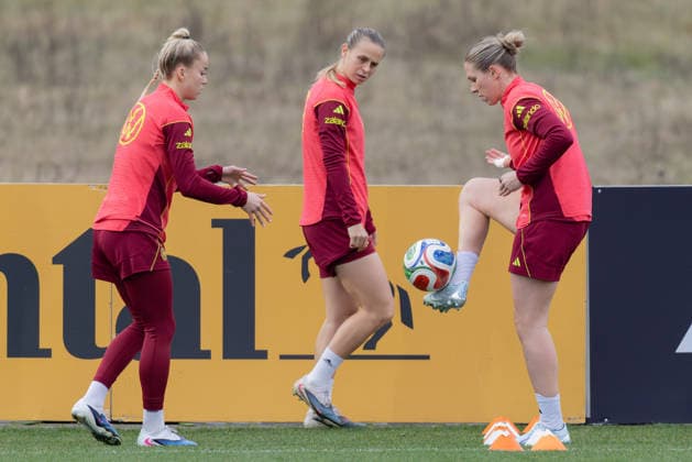 Training Deutsche Fußball-Nationalmannschaft der Frauen Von links: Giulia Gwinn (FC Bayern München), Klara Bühl (FC Bayern München) und Rebecca Knaak (Manchester City). Training der Frauen-Nationalmannschaft vor den WM-Qualifikationsspielen gegen Slowenien und Norwegen am 24. Februar 2026 in Frankfurt am Main, Frankfurt am Main Hessen Deutschland DFB-Campus