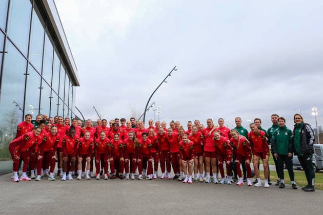 Frankfurt am Main, Deutschland 24. Februar 2026: Vorbereitung auf das Frauen WM-Qualifikationsspiel Deutschland vs. Slovenien - Gruppenfoto DFB Frauen A-Fußballnationalmannschaft und U23 DFB Frauen Fußballnationalmannschaft Im Bild: Gruppenfoto der beiden Fußballnationalmannschaften der Frauen des deutschen A-Teams und den Spielerinnen der U23 Mannschaft vor dem Trainingsauftakt Copyright: HMBxMedia MadeleinexFantini