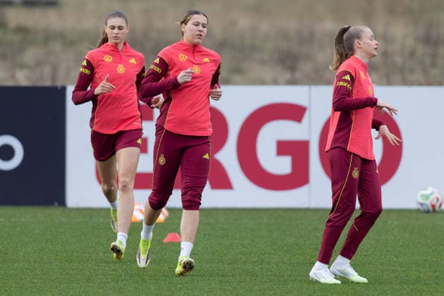Training Deutsche Fußball-Nationalmannschaft der Frauen Die nachnominierte Larissa Mühlhaus (SV Werder Bremen) in der Bildmitte, links Jule Brand (Olympique Lyon), rechts im Vordergrund Vivien Endemann (VfL Wolfsburg). Training der Frauen-Nationalmannschaft vor den WM-Qualifikationsspielen gegen Slowenien und Norwegen am 24. Februar 2026 in Frankfurt am Main, Frankfurt am Main Hessen Deutschland DFB-Campus