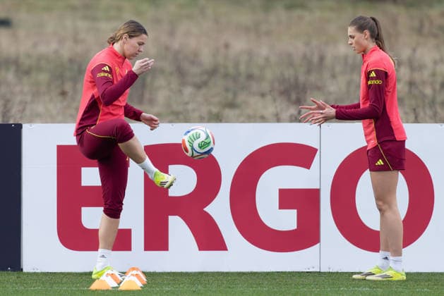 Training Deutsche Fußball-Nationalmannschaft der Frauen Links die nachnominierte Larissa Mühlhaus (SV Werder Bremen), rechts Jule Brand (Olympique Lyon). Training der Frauen-Nationalmannschaft vor den WM-Qualifikationsspielen gegen Slowenien und Norwegen am 24. Februar 2026 in Frankfurt am Main, Frankfurt am Main Hessen Deutschland DFB-Campus
