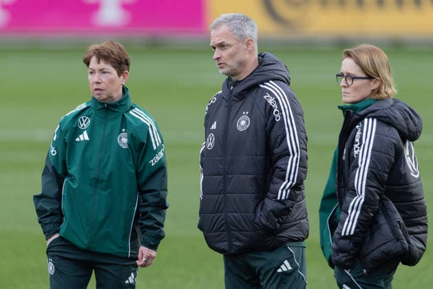 Training Deutsche Fußball-Nationalmannschaft der Frauen Links Co-Trainerin Maren Meinert, in der Mitte Bundestrainer Christian Wück und rechts Co-Trainerin Saskia Bartusiak. Training der Frauen-Nationalmannschaft vor den WM-Qualifikationsspielen gegen Slowenien und Norwegen am 24. Februar 2026 in Frankfurt am Main, Frankfurt am Main Hessen Deutschland DFB-Campus