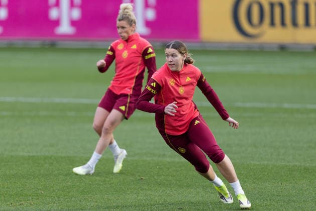 Training Deutsche Fußball-Nationalmannschaft der Frauen Die nachnominierte Larissa Mühlhaus (SV Werder Bremen), im Hintergrund Linda Dallmann (FC Bayern München). Training der Frauen-Nationalmannschaft vor den WM-Qualifikationsspielen gegen Slowenien und Norwegen am 24. Februar 2026 in Frankfurt am Main, Frankfurt am Main Hessen Deutschland DFB-Campus