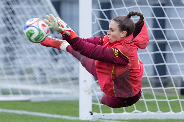 Training Deutsche Fußball-Nationalmannschaft der Frauen Torhüterin Ena Mahmutovic (FC Bayern München). Training der Frauen-Nationalmannschaft vor den WM-Qualifikationsspielen gegen Slowenien und Norwegen am 24. Februar 2026 in Frankfurt am Main, Frankfurt am Main Hessen Deutschland DFB-Campus