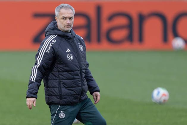 Training Deutsche Fußball-Nationalmannschaft der Frauen Bundestrainer Christian Wück. Training der Frauen-Nationalmannschaft vor den WM-Qualifikationsspielen gegen Slowenien und Norwegen am 24. Februar 2026 in Frankfurt am Main, Frankfurt am Main Hessen Deutschland DFB-Campus