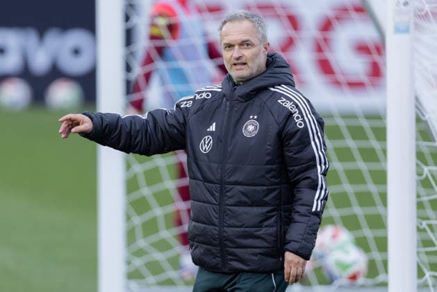 Training Deutsche Fußball-Nationalmannschaft der Frauen Bundestrainer Christian Wück. Training der Frauen-Nationalmannschaft vor den WM-Qualifikationsspielen gegen Slowenien und Norwegen am 24. Februar 2026 in Frankfurt am Main, Frankfurt am Main Hessen Deutschland DFB-Campus