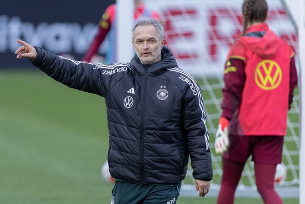 Training Deutsche Fußball-Nationalmannschaft der Frauen Bundestrainer Christian Wück. Training der Frauen-Nationalmannschaft vor den WM-Qualifikationsspielen gegen Slowenien und Norwegen am 24. Februar 2026 in Frankfurt am Main, Frankfurt am Main Hessen Deutschland DFB-Campus