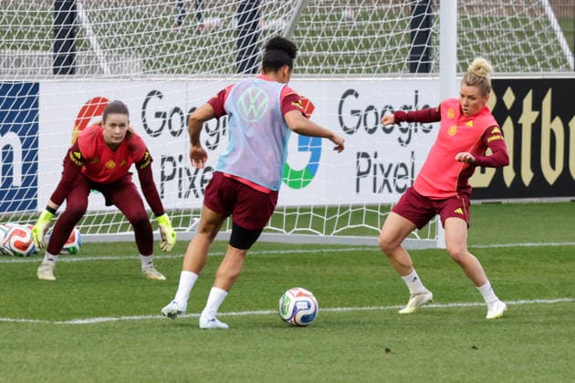 24.02.2026, xgrfx, Fussball DFB-Medientermine, Deutsche Frauennationalmannschaft - Training v.l. Stina Johannes, Shekeira Martinez, Linda Dallmann (Deutsche Frauennationalmannschaft) (DFL DFB REGULATIONS PROHIBIT ANY USE OF PHOTOGRAPHS as IMAGE SEQUENCES and or QUASI-VIDEO) Frankfurt am Main