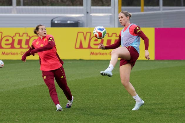 24.02.2026, xgrfx, Fussball DFB-Medientermine, Deutsche Frauennationalmannschaft - Training v.l. Carlotta Wamser, Rebecca Knaak (Deutsche Frauennationalmannschaft) (DFL DFB REGULATIONS PROHIBIT ANY USE OF PHOTOGRAPHS as IMAGE SEQUENCES and or QUASI-VIDEO) Frankfurt am Main