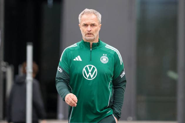Frankfurt am Main, Deutschland 24. Februar 2026: Vorbereitung auf das Frauen WM-Qualifikationsspiel Deutschland vs. Slovenien - Training Im Bild: Bundestrainer Christian Wück Wueck (Deutschland) beim Training auf dem DFB-Campus in Frankfurt Copyright: HMBxMedia MadeleinexFantini