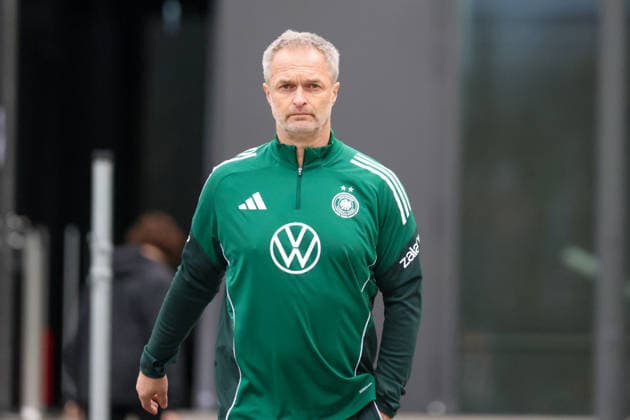 Frankfurt am Main, Deutschland 24. Februar 2026: Vorbereitung auf das Frauen WM-Qualifikationsspiel Deutschland vs. Slovenien - Training Im Bild: Bundestrainer Christian Wück Wueck (Deutschland) beim Training auf dem DFB-Campus in Frankfurt Copyright: HMBxMedia MadeleinexFantini