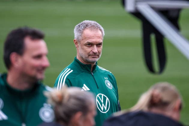 Frankfurt am Main, Deutschland 24. Februar 2026: Vorbereitung auf das Frauen WM-Qualifikationsspiel Deutschland vs. Slovenien - Training Im Bild: Bundestrainer Christian Wück Wueck (Deutschland) beim Training auf dem DFB-Campus in Frankfurt Copyright: HMBxMedia MadeleinexFantini