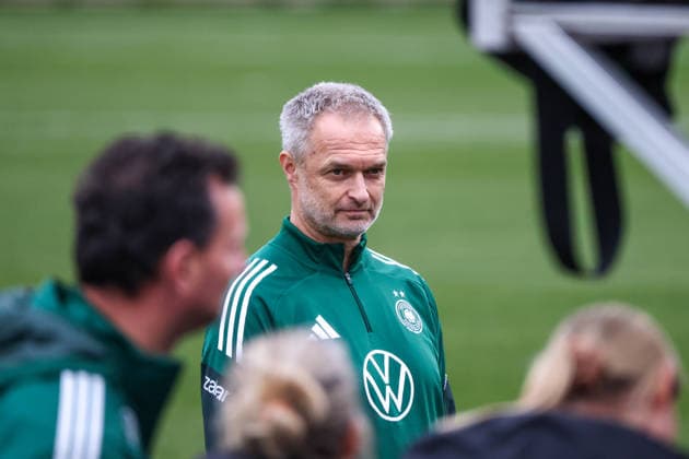 Frankfurt am Main, Deutschland 24. Februar 2026: Vorbereitung auf das Frauen WM-Qualifikationsspiel Deutschland vs. Slovenien - Training Im Bild: Bundestrainer Christian Wück Wueck (Deutschland) beim Training auf dem DFB-Campus in Frankfurt Copyright: HMBxMedia MadeleinexFantini