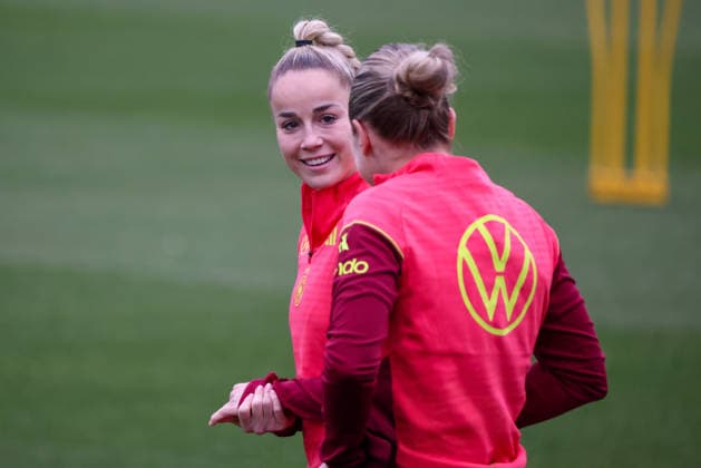 Frankfurt am Main, Deutschland 24. Februar 2026: Vorbereitung auf das Frauen WM-Qualifikationsspiel Deutschland vs. Slovenien - Training Im Bild: Giulia Gwinn (Deutschland) lächelnd beim Training auf dem DFB-Campus in Frankfurt Copyright: HMBxMedia MadeleinexFantini