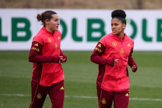 Frankfurt am Main, Deutschland 24. Februar 2026: Vorbereitung auf das Frauen WM-Qualifikationsspiel Deutschland vs. Slovenien - Training Im Bild: v.li. Carlotta Wamser (Deutschland) und Shekiera Martinez (Deutschland) beim Training auf dem DFB-Campus in Frankfurt Copyright: HMBxMedia MadeleinexFantini