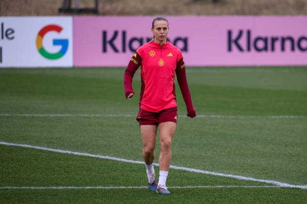 Frankfurt am Main, Deutschland 24. Februar 2026: Vorbereitung auf das Frauen WM-Qualifikationsspiel Deutschland vs. Slovenien - Training Im Bild: Klara Bühl Buehl (Deutschland) beim Training auf dem DFB-Campus in Frankfurt Copyright: HMBxMedia MadeleinexFantini