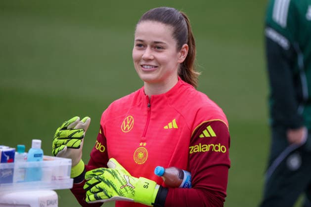 Frankfurt am Main, Deutschland 24. Februar 2026: Vorbereitung auf das Frauen WM-Qualifikationsspiel Deutschland vs. Slovenien - Training Im Bild: Torhüterin Stina Johannes (Deutschland) beim Training auf dem DFB-Campus in Frankfurt Copyright: HMBxMedia MadeleinexFantini