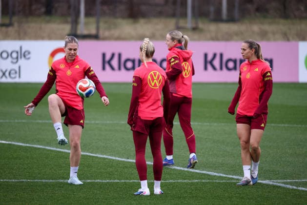 Frankfurt am Main, Deutschland 24. Februar 2026: Vorbereitung auf das Frauen WM-Qualifikationsspiel Deutschland vs. Slovenien - Training Im Bild: v.li. Rebecca Knaak (Deutschland), Giulia Gwinn (Deutschland), Franziska Kett (Deutschland) und Klara Bühl Buehl (Deutschland) beim Training auf dem DFB-Campus in Frankfurt Copyright: HMBxMedia MadeleinexFantini