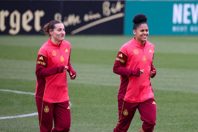 Frankfurt am Main, Deutschland 24. Februar 2026: Vorbereitung auf das Frauen WM-Qualifikationsspiel Deutschland vs. Slovenien - Training Im Bild: v.li. Carlotta Wamser (Deutschland) und Shekiera Martinez (Deutschland) beim Training auf dem DFB-Campus in Frankfurt Copyright: HMBxMedia MadeleinexFantini