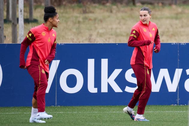Frankfurt am Main, Deutschland 24. Februar 2026: Vorbereitung auf das Frauen WM-Qualifikationsspiel Deutschland vs. Slovenien - Training Im Bild: v.li. Shekiera Martinez (Deutschland) und Carlotta Wamser (Deutschland) beim Training auf dem DFB-Campus in Frankfurt Copyright: HMBxMedia MadeleinexFantini
