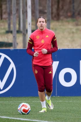 Frankfurt am Main, Deutschland 24. Februar 2026: Vorbereitung auf das Frauen WM-Qualifikationsspiel Deutschland vs. Slovenien - Training Im Bild: Larissa Mühlhaus Muehlhaus (Deutschland), eigentlich der deutschen U23 Fußballnationalmannschaft der Frauen angehörig, rückt für die verletzte Selina Cerci (Deutschland) in die A-Nationalmannschaft des DFB-Frauenteams nach und trainiert beim DFB-Campus in Frankfurt Copyright: HMBxMedia MadeleinexFantini