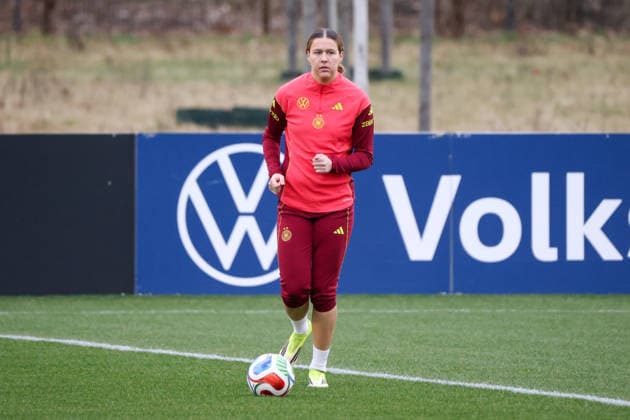Frankfurt am Main, Deutschland 24. Februar 2026: Vorbereitung auf das Frauen WM-Qualifikationsspiel Deutschland vs. Slovenien - Training Im Bild: Larissa Mühlhaus Muehlhaus (Deutschland), eigentlich der deutschen U23 Fußballnationalmannschaft der Frauen angehörig, rückt für die verletzte Selina Cerci (Deutschland) in die A-Nationalmannschaft des DFB-Frauenteams nach und trainiert beim DFB-Campus in Frankfurt Copyright: HMBxMedia MadeleinexFantini