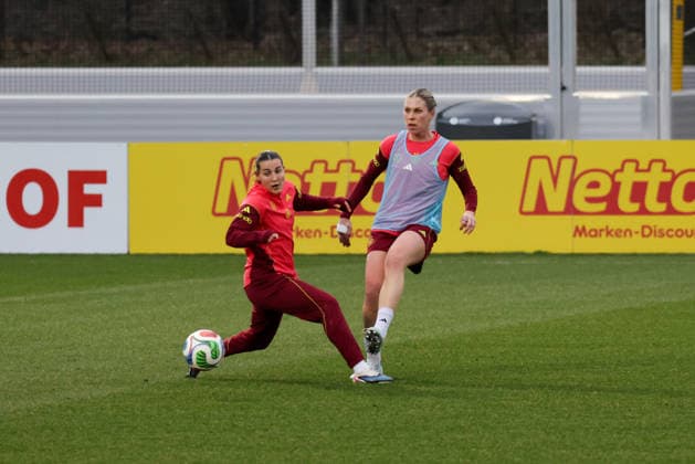 24.02.2026, xgrfx, Fussball DFB-Medientermine, Deutsche Frauennationalmannschaft - Training v.l. Carlotta Wamser, Rebecca Knaak (Deutsche Frauennationalmannschaft) (DFL DFB REGULATIONS PROHIBIT ANY USE OF PHOTOGRAPHS as IMAGE SEQUENCES and or QUASI-VIDEO) Frankfurt am Main