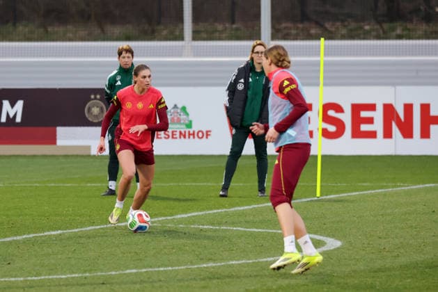 24.02.2026, xgrfx, Fussball DFB-Medientermine, Deutsche Frauennationalmannschaft - Training v.l. Jule Brand (Deutsche Frauennationalmannschaft) (DFL DFB REGULATIONS PROHIBIT ANY USE OF PHOTOGRAPHS as IMAGE SEQUENCES and or QUASI-VIDEO) Frankfurt am Main