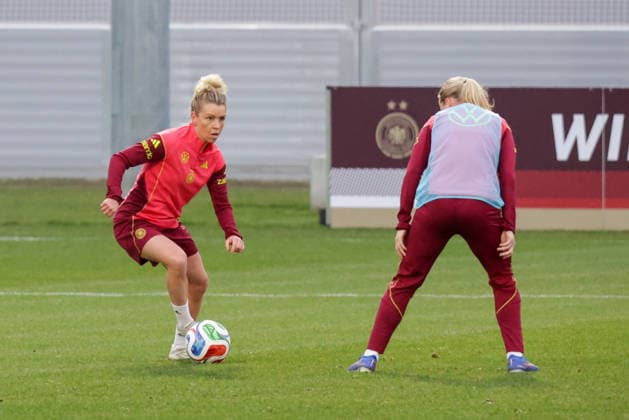24.02.2026, xgrfx, Fussball DFB-Medientermine, Deutsche Frauennationalmannschaft - Training v.l. Linda Dallmann (Deutsche Frauennationalmannschaft) (DFL DFB REGULATIONS PROHIBIT ANY USE OF PHOTOGRAPHS as IMAGE SEQUENCES and or QUASI-VIDEO) Frankfurt am Main