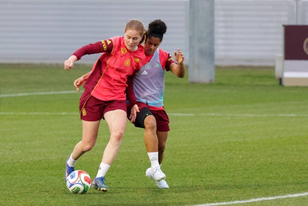 24.02.2026, xgrfx, Fussball DFB-Medientermine, Deutsche Frauennationalmannschaft - Training v.l. Sjoeke Nüsken. Shekiera Martinez (Deutsche Frauennationalmannschaft) (DFL DFB REGULATIONS PROHIBIT ANY USE OF PHOTOGRAPHS as IMAGE SEQUENCES and or QUASI-VIDEO) Frankfurt am Main