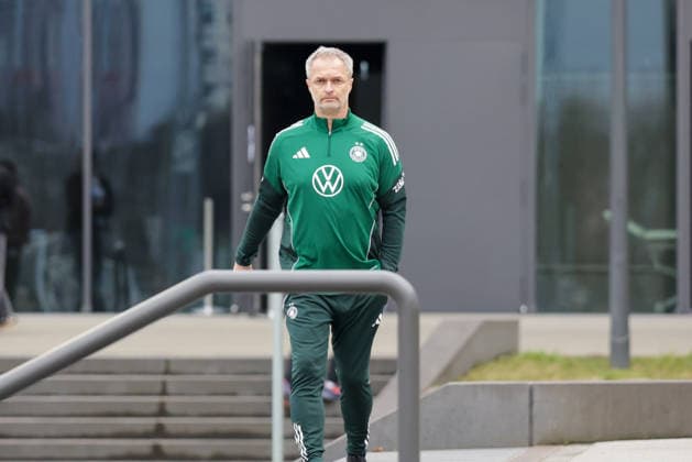 24.02.2026, xgrfx, Fussball DFB-Medientermine, Deutsche Frauennationalmannschaft - Training v.l. Christian Wück (Deutsche Frauennationalmannschaft) (DFL DFB REGULATIONS PROHIBIT ANY USE OF PHOTOGRAPHS as IMAGE SEQUENCES and or QUASI-VIDEO) Frankfurt am Main