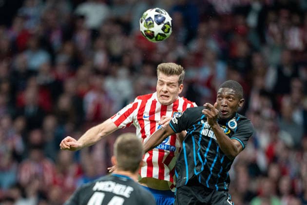 MADRID, SPAIN - FEBRUARY 24: Sorloth of Atletico de Madrid (L) and Ordonez of Club Brugge (R) during the UEFA Champions League 2025 26 match between Atletico de Madrid and Club Brugge at the Metropolitano Stadium in Madrid, Spain (Photo by Pedro Loureiro Sports Press Photo) Copyright: xPedroxLoureiro SportsxPressxPhotx Sportspressphoto_SPR97227