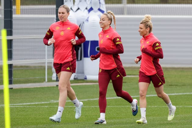 24.02.2026, xgrfx, Fussball DFB-Medientermine, Deutsche Frauennationalmannschaft - Training v.l. Rebecca Knaak, Giulia Gwinn, Linda Dallmann (Deutsche Frauennationalmannschaft) (DFL DFB REGULATIONS PROHIBIT ANY USE OF PHOTOGRAPHS as IMAGE SEQUENCES and or QUASI-VIDEO) Frankfurt am Main