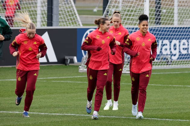 24.02.2026, xgrfx, Fussball DFB-Medientermine, Deutsche Frauennationalmannschaft - Training v.l. Franziska Kett, Carlotta Wamser, Shekiera Martinez (Deutsche Frauennationalmannschaft) (DFL DFB REGULATIONS PROHIBIT ANY USE OF PHOTOGRAPHS as IMAGE SEQUENCES and or QUASI-VIDEO) Frankfurt am Main