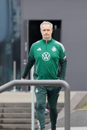 24.02.2026, xgrfx, Fussball DFB-Medientermine, Deutsche Frauennationalmannschaft - Training v.l. Christian Wück (Deutsche Frauennationalmannschaft) (DFL DFB REGULATIONS PROHIBIT ANY USE OF PHOTOGRAPHS as IMAGE SEQUENCES and or QUASI-VIDEO) Frankfurt am Main