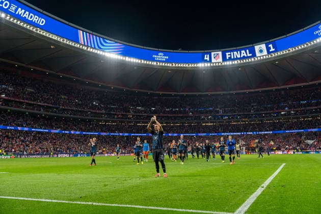 Upset Club Brugge players thanking the fans after the UEFA Champions League match between Atletico de Madrid and Club Brugge KV at the Estadio Riyadh Air Metropolitano in Madrid, Spain Copyright: xAndresxLopezxSheridanxx xSPPx Sportspressphoto_SPR97248