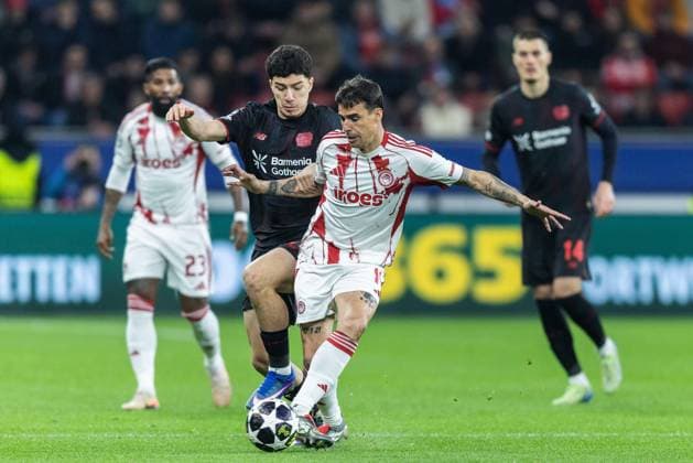 Fußball Champions League Play-off Rückspiel Bayer 04 Leverkusen - Olympiakos Piräus am 24.02.2026 in der BayArena in Leverkusen Ibrahim Maza ( Leverkusen ), links - Dani Garcia ( Piräus ), rechts