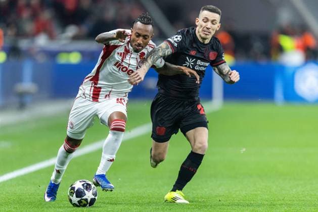 Fußball Champions League Play-off Rückspiel Bayer 04 Leverkusen - Olympiakos Piräus am 24.02.2026 in der BayArena in Leverkusen Gelson Martins ( Piräus ), links - Alejandro Grimaldo ( Leverkusen ), rechts