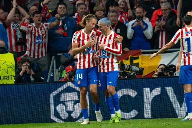Llorente (N14) & Griezmann (N7) laughing during UEFA Champions League match between Atletico de Madrid and Club Brugge KV at the Estadio Riyadh Air Metropolitano in Madrid, Spain Copyright: xAndresxLopezxSheridanxx xSPPx Sportspressphoto_SPR97255