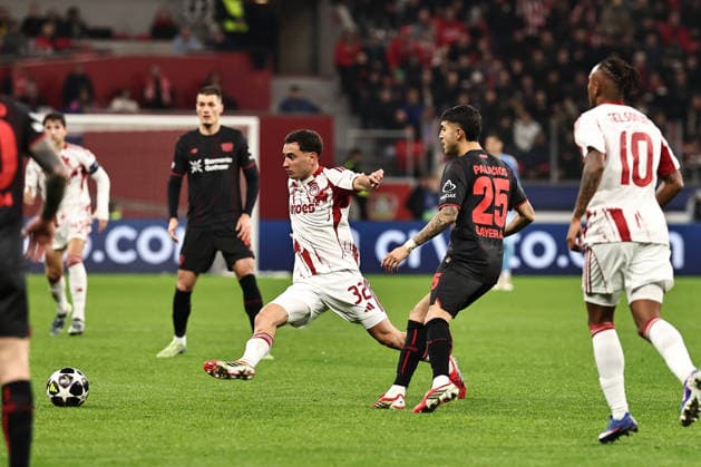 GER, Champions League, Bayer Leverkusen vs Olympiakos Piräus 24.02.2026, BayArena, Leverkusen, GER, Champions League, Bayer Leverkusen vs Olympiakos Piräus im Bild Santiago Hetze (Olympiakos Piräus, 32, weiß) und Exequiel Palacios (Bayer 04 Leverkusen, 25, schwarz) im Zweikampf Spielaufbau
