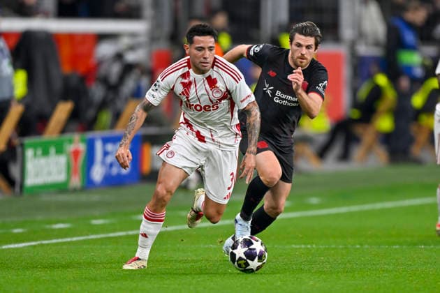 v. li. im Zweikampf Francisco Ortega (Piraeus 3) Jonas Hofmann (Leverkusen 7) 24.02.2026 Fussball Champions League, Bayer Leverkusen vs Olympiakos Piraeus, BayArena, Leverkusen,