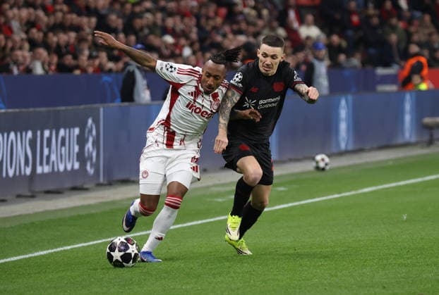 v.l. Gelson Martins (Olympiakos Piraeus 10), Alejandro Grimaldo (Bayer Leverkusen, 20) GER, Bayer 04 Leverkusen vs. Olympiakos Piraeus, Fussball, Champions League, Play-offs, Rueckspiel, Spielzeit 2025 2026, 24.02.2026 GER, Bayer 04 Leverkusen vs. Olympiakos Piraeus, Fussball, Champions League, Play-offs, Rueckspiel, Spielzeit 2025 2026, 24.02.2026 Leverkusen Copyright: xEibner-Pressefotox xThomasxStoecx EP_TSR